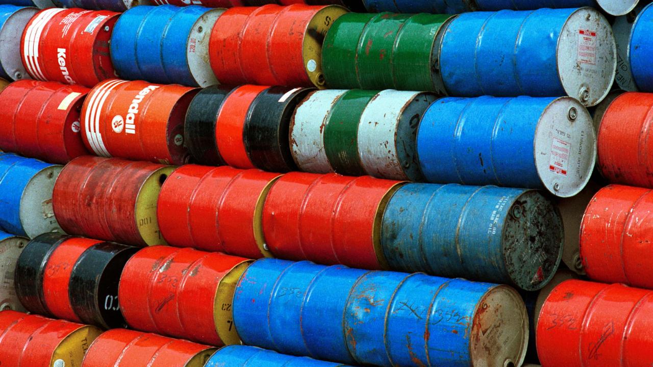 Petrolde arz baskısı toparlanmayı sınırlıyor