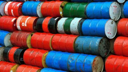 Petrolde arz baskısı toparlanmayı sınırlıyor